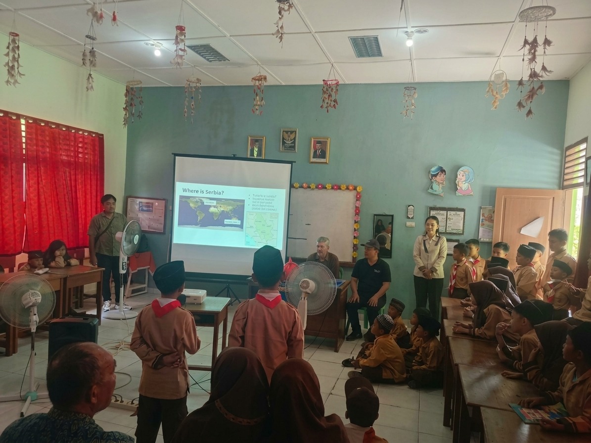 MIN 1 Belitung Terima Kunjungan Mr. Sinisa Marinkovic dari Serbia, Kenalkan Bahasa Inggris dan Budaya Internasional